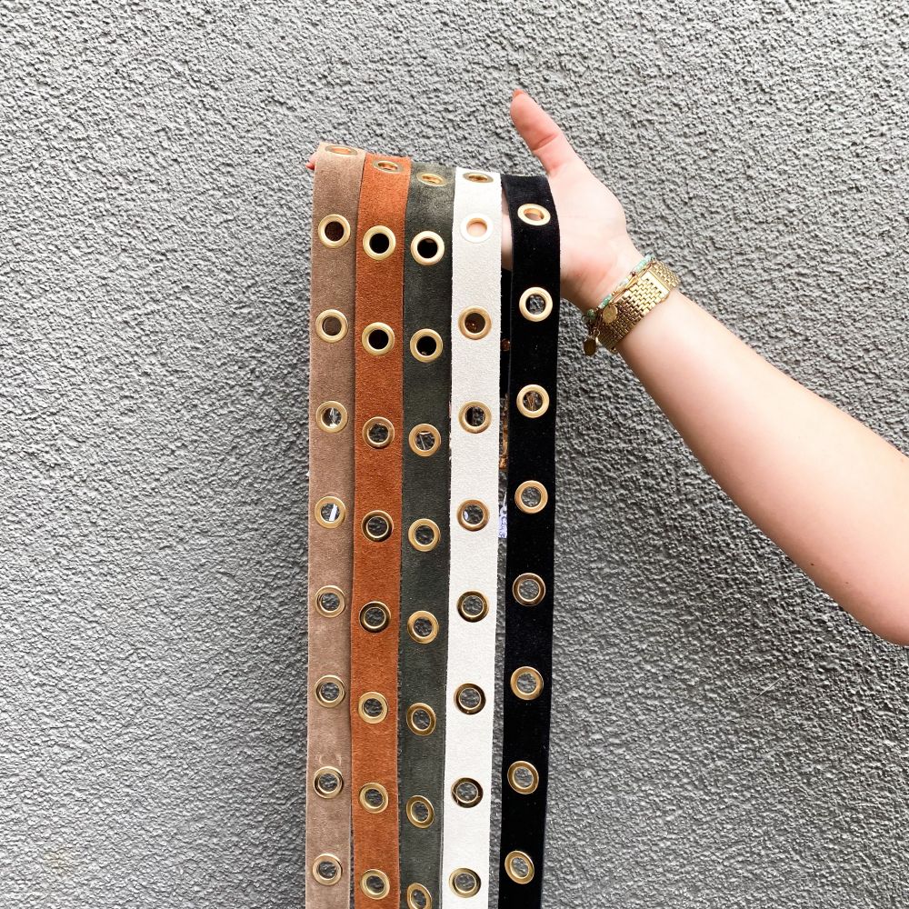 SELECTED | Suède riem met metalen ringen goud